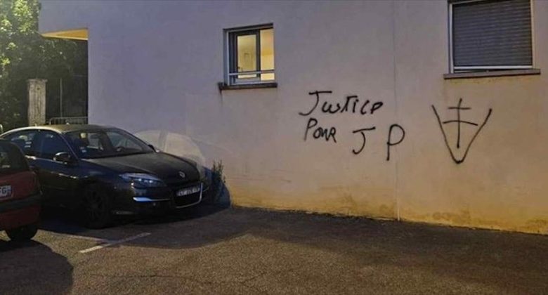 Fransa’da 3 günde 3 camiye saldırı düzenlendi Fransa’da 3 günde 3 camiye saldırı düzenlendi