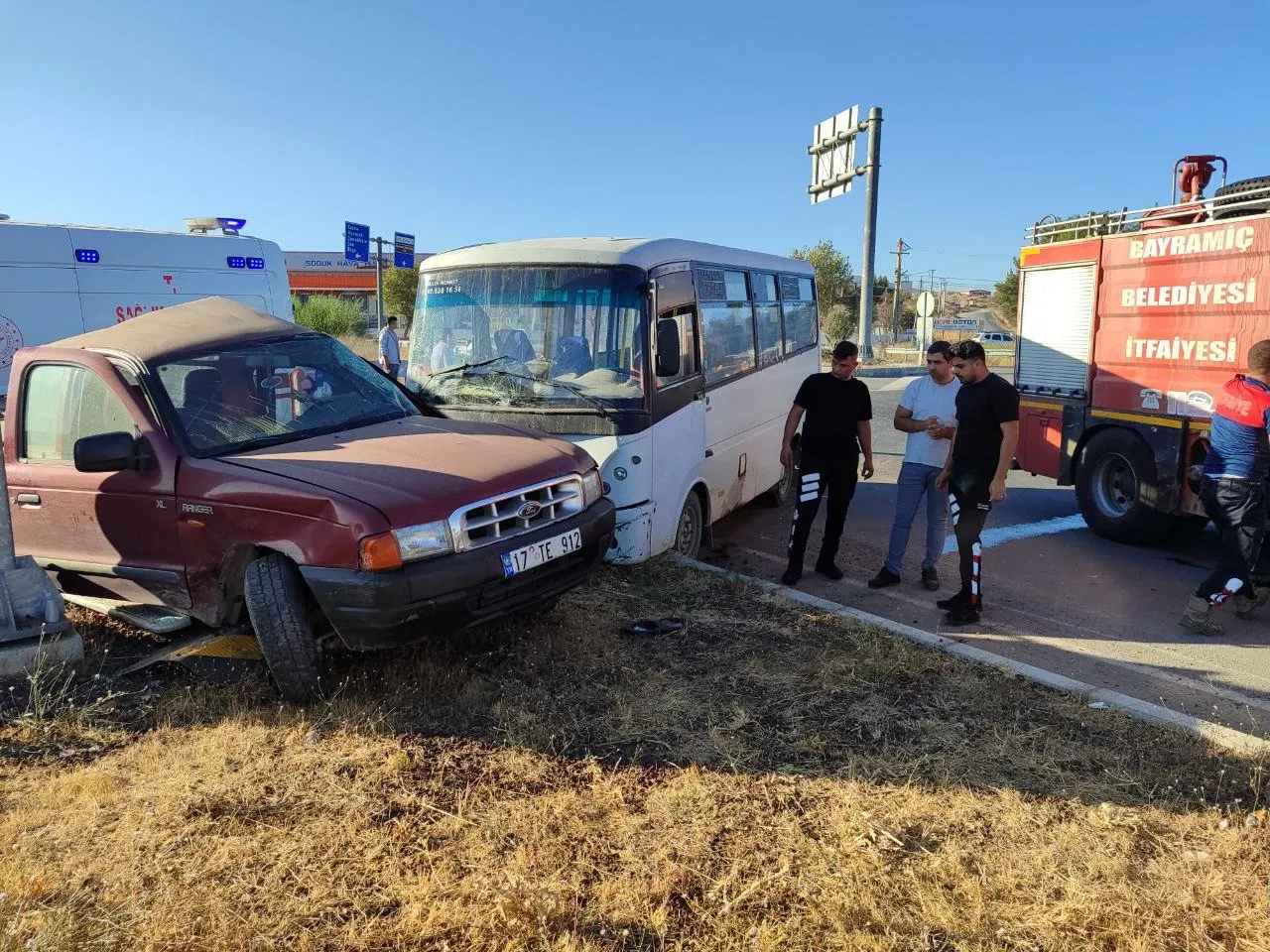 ASAYİŞ Çanakkale’de feci kaza: İşçi servisi ile kamyonet çarpıştı, 5 kişi yaralandı!