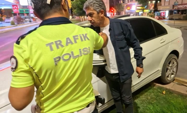 Aksaray’da alkollü sürücü kaza yapıp gözaltına alındı: ‘Hayvan mıyım’ diye sordu Aksaray’da alkollü sürücü kaza yapıp gözaltına alındı: ‘Hayvan mıyım’ diye sordu