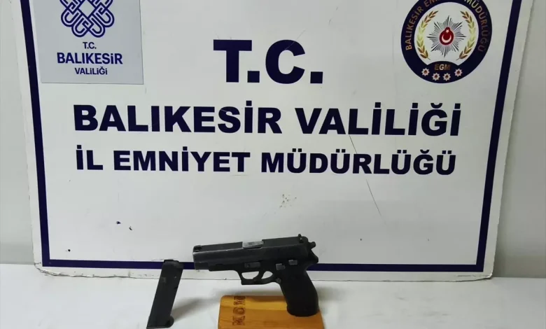 Edremit’te Ruhsatsız Tabanca ve Mermi Ele Geçirildi Edremit’te Ruhsatsız Tabanca ve Mermi Ele Geçirildi