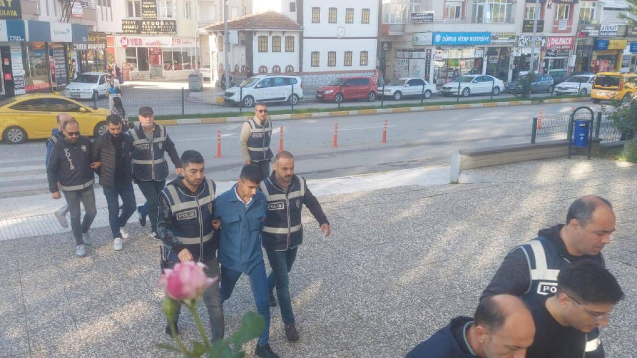 İzmir’de Asayiş Uygulaması Sonucu 136 Kişi Tutuklandı İzmir’de Asayiş Uygulaması Sonucu 136 Kişi Tutuklandı