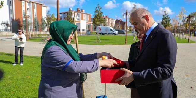 Temizlik Görevlisine Türk Bayrağı ve İkramiye Verildi Temizlik Görevlisine Türk Bayrağı ve İkramiye Verildi