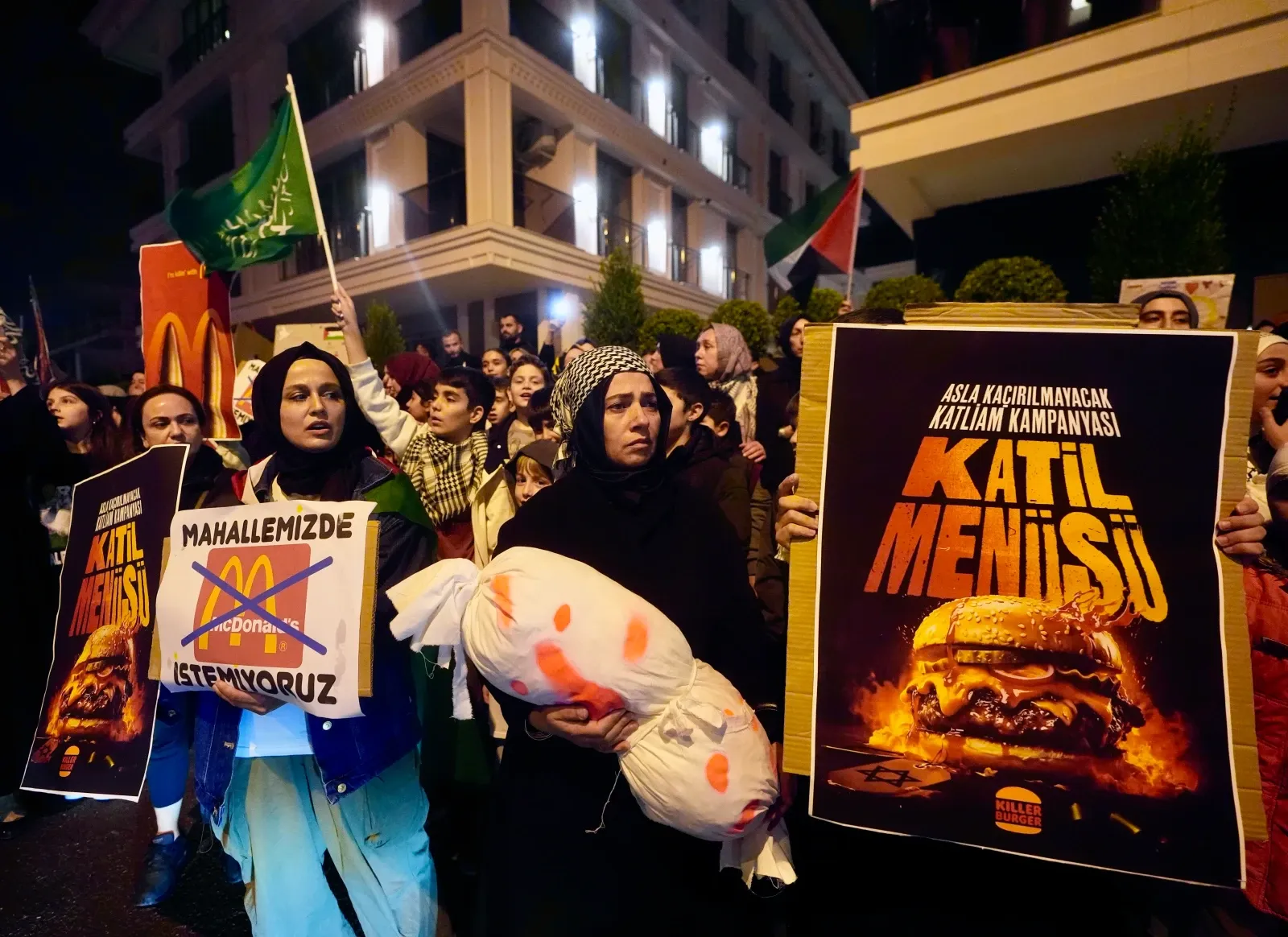 SON DAKİKA Üsküdar’da mahalle sakinlerinden McDonald’s protestosu: Mahallemizde katil İsrail destekçisi istemiyoruz