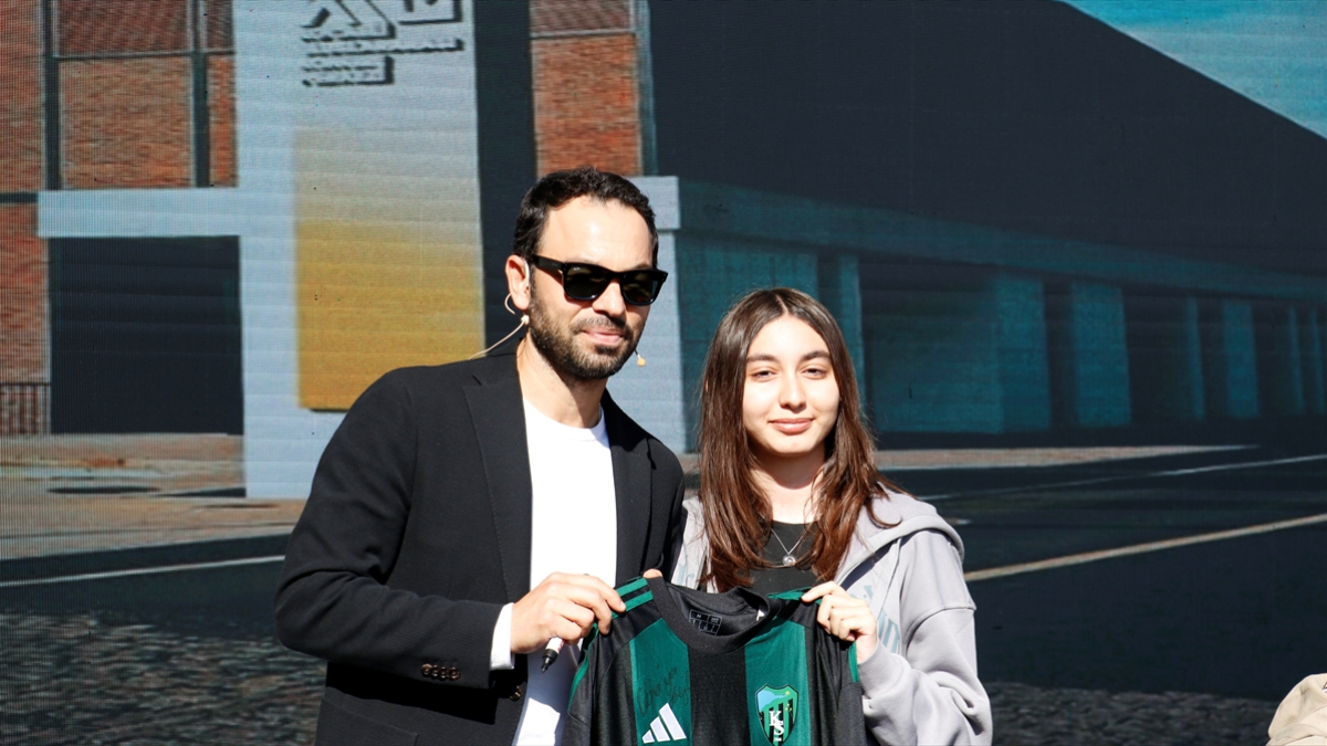 Selçuk İnan ve Kocaelisporlu futbolcular, kitap fuarında ziyaretçilerle buluştu