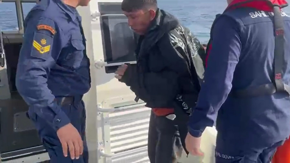 Didim açıklarında düzensiz göçmen denizde 12 saat kaldı Didim açıklarında düzensiz göçmen denizde 12 saat kaldı