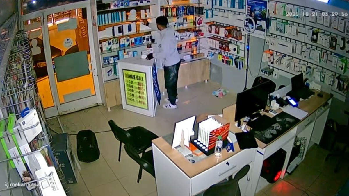 Elazığ’da Hırsızlık Olayı: Telefoncudan Elektronik Eşyalar Elazığ’da Hırsızlık Olayı: Telefoncudan Elektronik Eşyalar