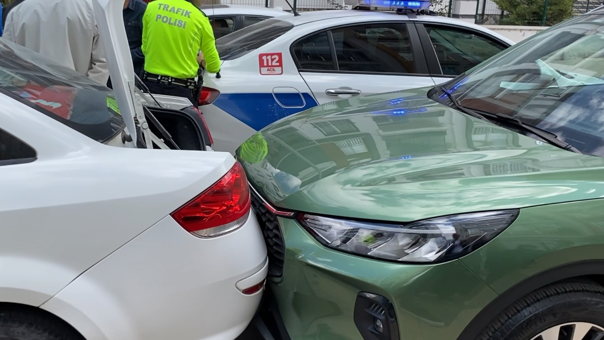 Aksaray’da Park Halindeki Araçlara Çarpan Otomobil Aksaray’da Park Halindeki Araçlara Çarpan Otomobil