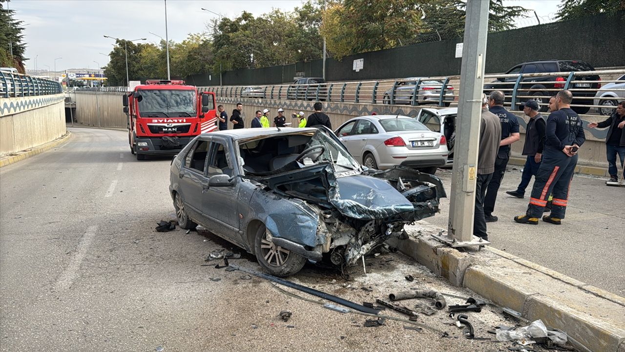 Elazığ’da Zincirleme Trafik Kazasında 5 Kişi Yaralandı Elazığ’da Zincirleme Trafik Kazasında 5 Kişi Yaralandı