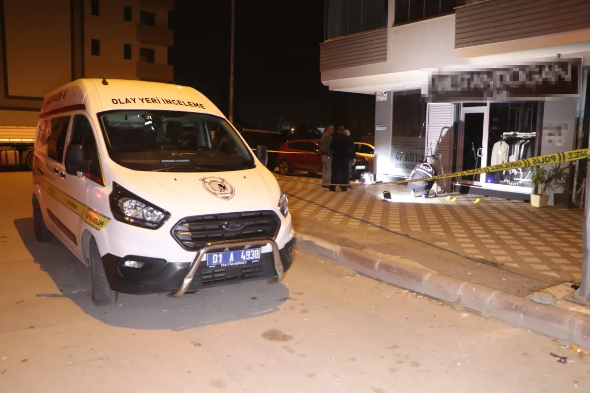 Adana’da Giyim Mağazasına El Yapımı Patlayıcı Atıldı Adana’da Giyim Mağazasına El Yapımı Patlayıcı Atıldı