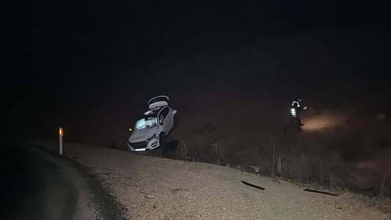 Ehliyetsiz Sürücünün Aracı Kaza Yaptı: 1 Ölü, 4 Yaralı Ehliyetsiz Sürücünün Aracı Kaza Yaptı: 1 Ölü, 4 Yaralı