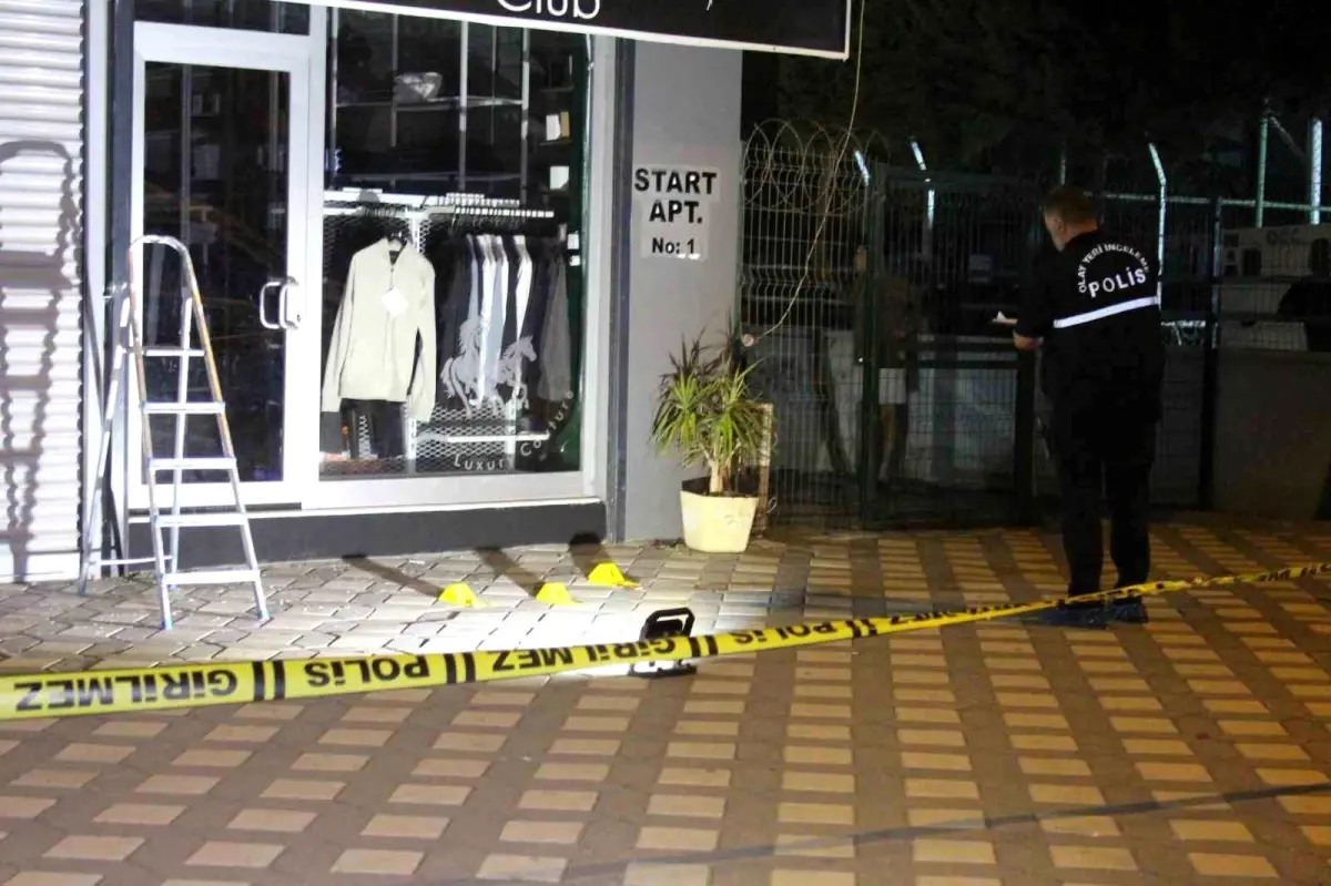 Adana’da Erkek Giyim Mağazasına El Yapımı Patlayıcı Atıldı Adana’da Erkek Giyim Mağazasına El Yapımı Patlayıcı Atıldı