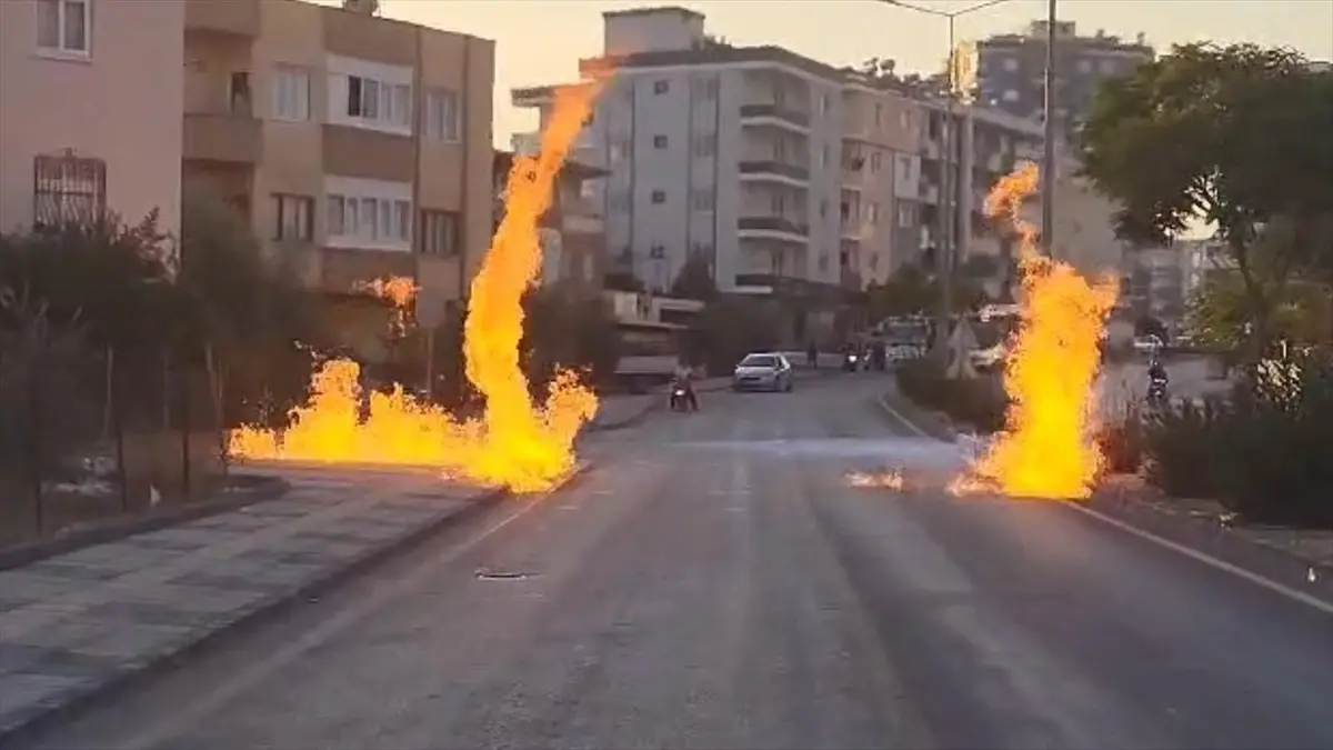 Mersin’de Doğal Gaz Sızıntısı Yangın Çıkardı: 2 Yaralı Mersin’de Doğal Gaz Sızıntısı Yangın Çıkardı: 2 Yaralı