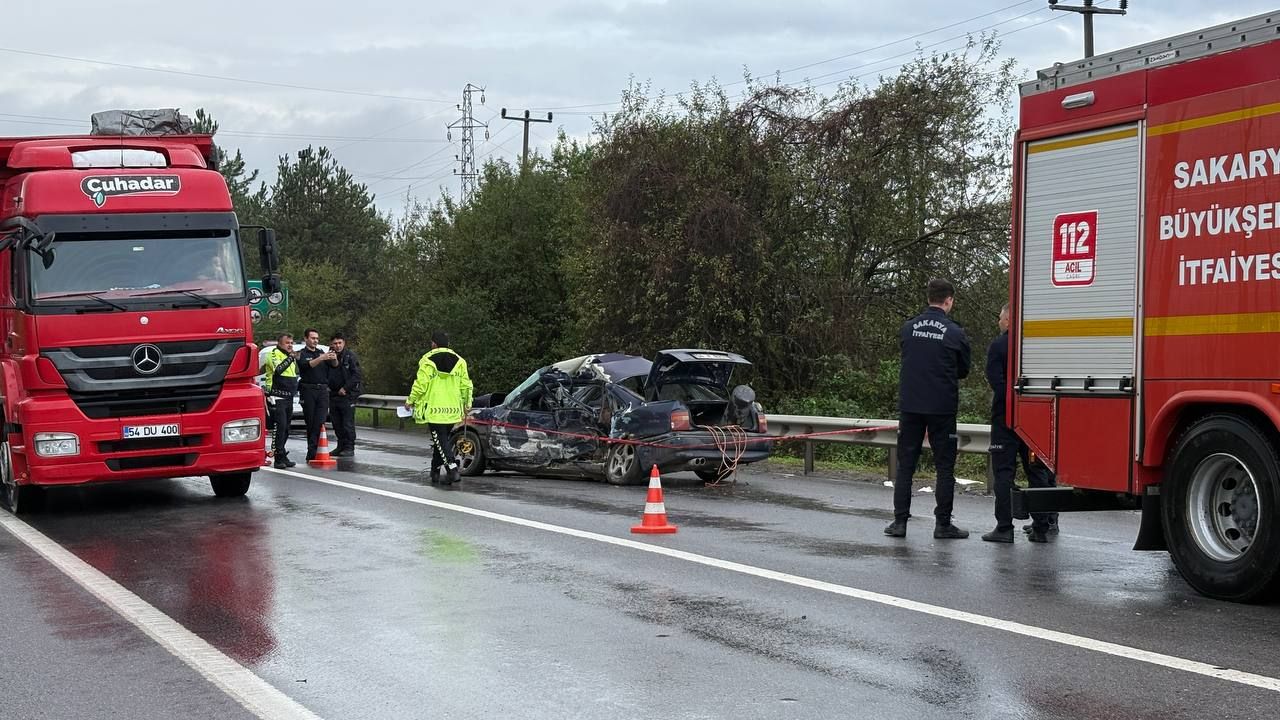 Sakarya’da Otobüsle Çarpışan Otomobilde 1 Kişi Hayatını Sakarya’da Otobüsle Çarpışan Otomobilde 1 Kişi Hayatını
