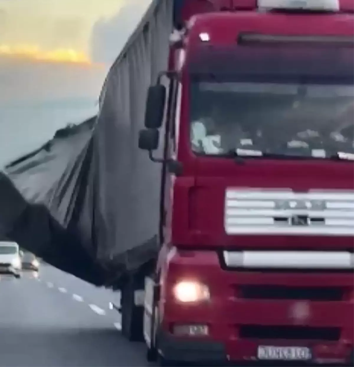 Kuzey Marmara Otoyolu’nda TIR’ın Tehlikeli İlerlemesi