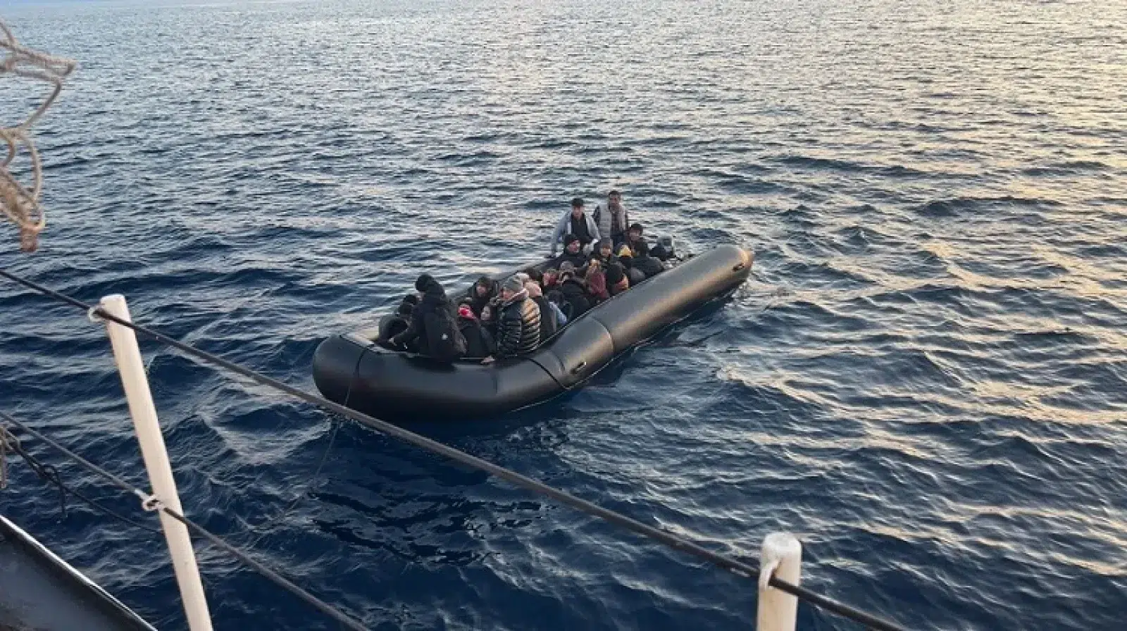 İzmir Açıklarında 90 Düzensiz Göçmen Yakalandı İzmir Açıklarında 90 Düzensiz Göçmen Yakalandı