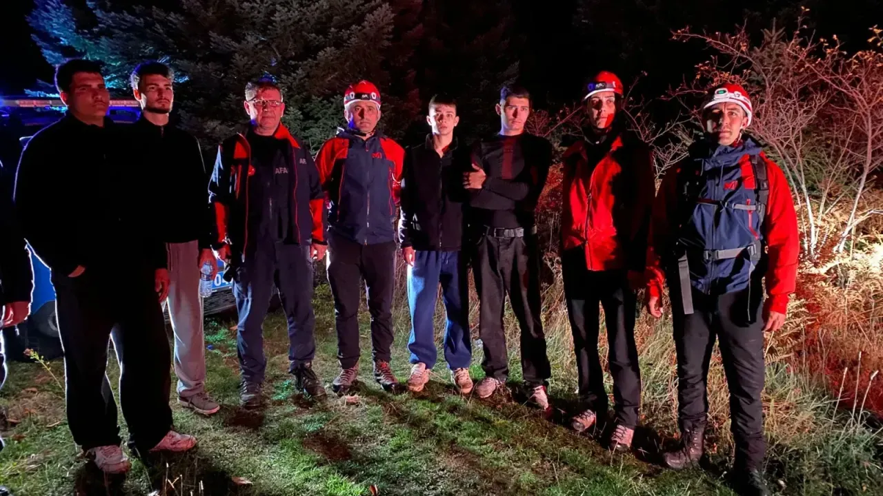 Uludağ’da Ormanda Kaybolan Dört Genç Bulundu Uludağ’da Ormanda Kaybolan Dört Genç Bulundu