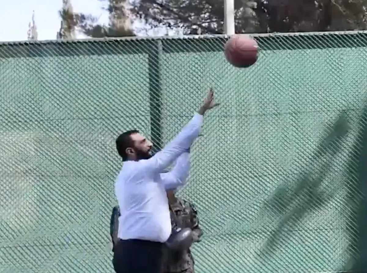 Ahmed Şara ve ABD’li Komutanlar Basketbol Oynadı Ahmed Şara ve ABD’li Komutanlar Basketbol Oynadı