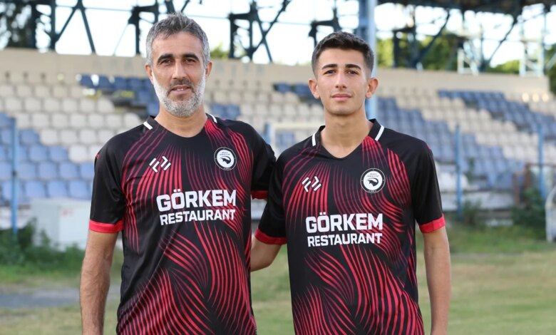 Hatay’da Baba ve Oğlu Aynı Takımda Futbol Oynuyor Hatay’da Baba ve Oğlu Aynı Takımda Futbol Oynuyor