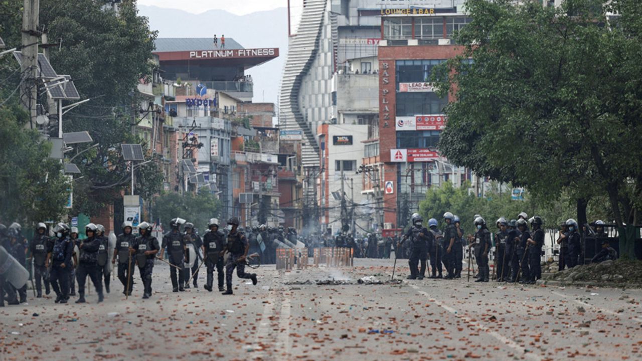 Nepal Başbakanı Oli İstifa Etti: Ülkede Gelişmeler