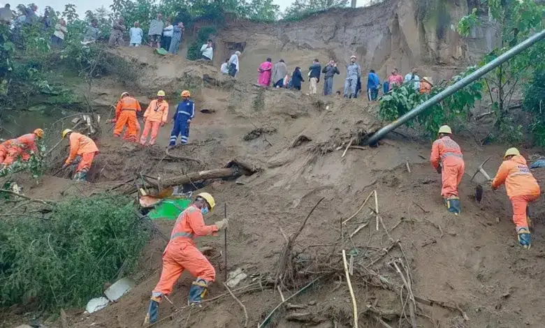 Hindistan’da Heyelan Sonucu Otobüs Kazası: 15 Ölü Hindistan’da Heyelan Sonucu Otobüs Kazası: 15 Ölü